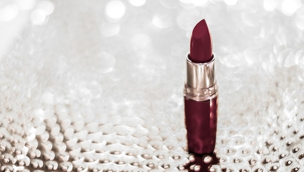 Rossetto al cioccolato su argento Natale Capodanno e San Valentino vacanza sfondo glitter trucco e prodotti cosmetici per il marchio di bellezza di lusso