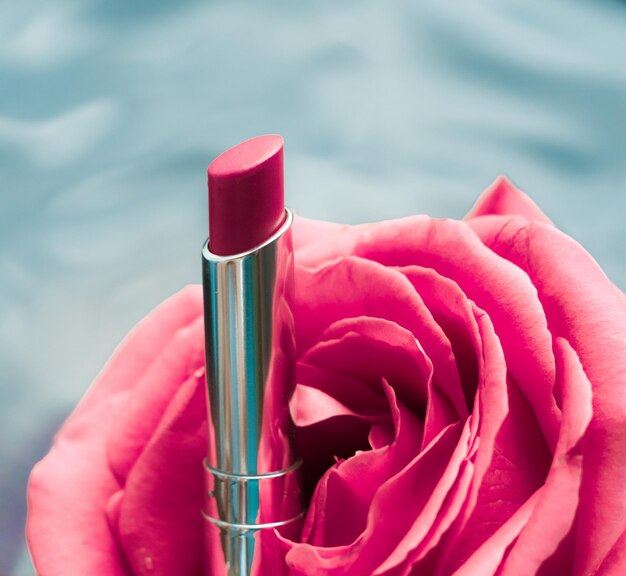 Rossetto rosso di lusso e un meraviglioso trucco rosa e un concetto di bellezza in stile cosmetico