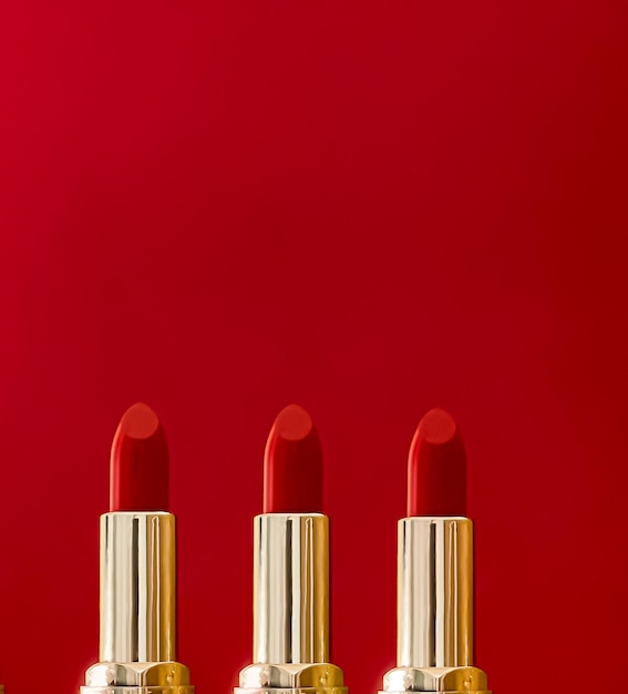 Rossetto rosso in tubi dorati su sfondo colorato trucco e cosmetici di lusso per il design di prodotti di marca di bellezza