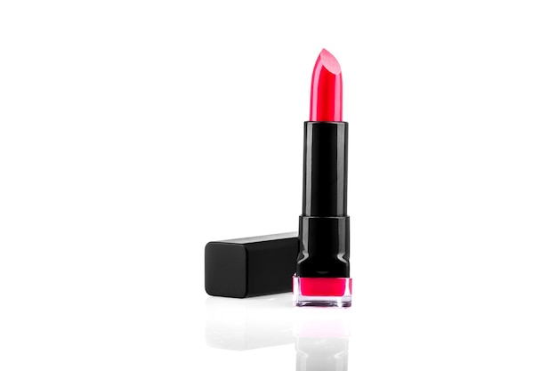 Rossetto rosso isolato su sfondo bianco