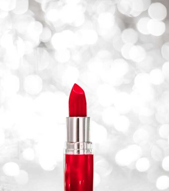 Rossetto rosso su argento Natale Capodanno e San Valentino vacanza glitter sfondo trucco e prodotti cosmetici per il marchio di bellezza di lusso