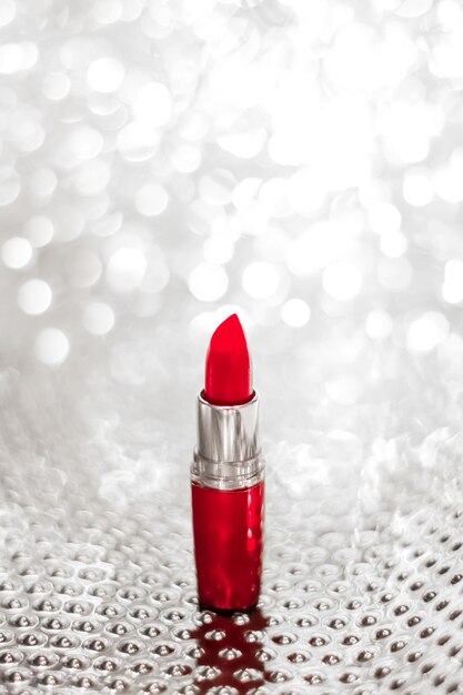 Rossetto rosso su argento Natale Capodanno e San Valentino vacanza glitter sfondo trucco e prodotti cosmetici per il marchio di bellezza di lusso