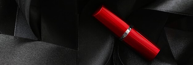 Rossetto rosso su sfondo di seta nera trucco di lusso e cosmetici di bellezza