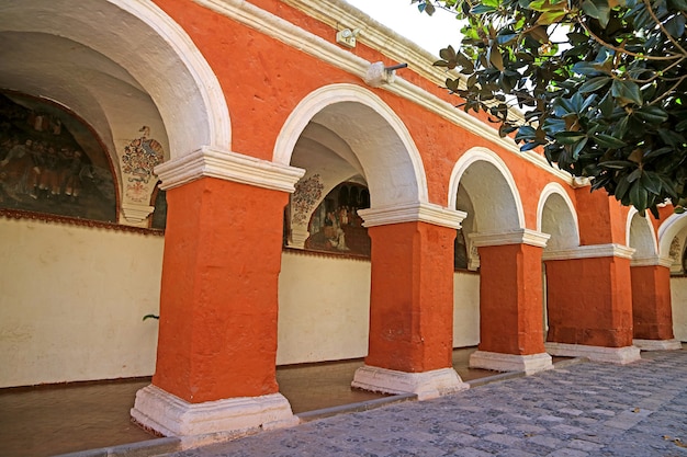 Rosso arancio colonne e affreschi murali nel monastero di santa catalina arequipa perù