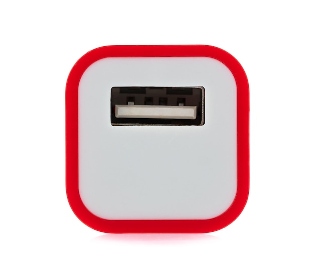 Rosso dell'adattatore di alimentazione USB isolato su sfondo bianco