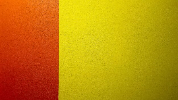 Rosso e giallo parete dipinta texture astratta grunge sfondo con copia spazio. Motivo geometrico astratto sul muro. Il muro è diviso in bordi di diversi colori.