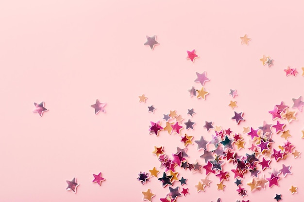 Rosso e giallo pastello Stelle Glitter Confetti su sfondo rosa sfondo festivo