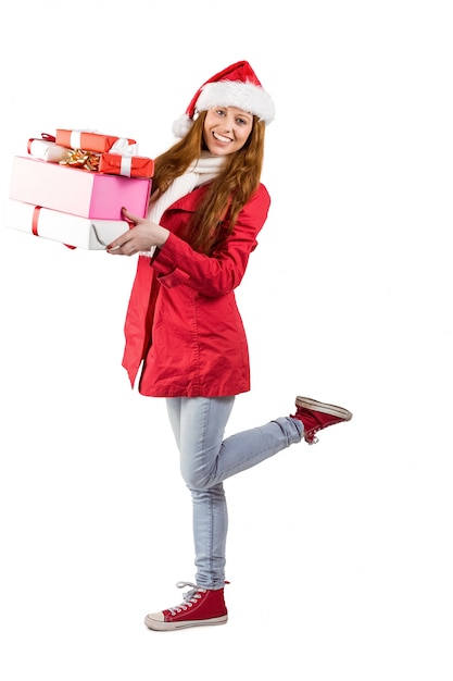 Rosso festivo tenendo il mucchio di regali