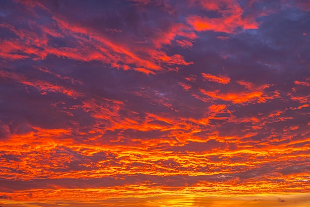 Rosso fuoco sangue tramonto cielo cloudscape