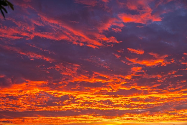 Rosso fuoco sangue tramonto cielo cloudscape