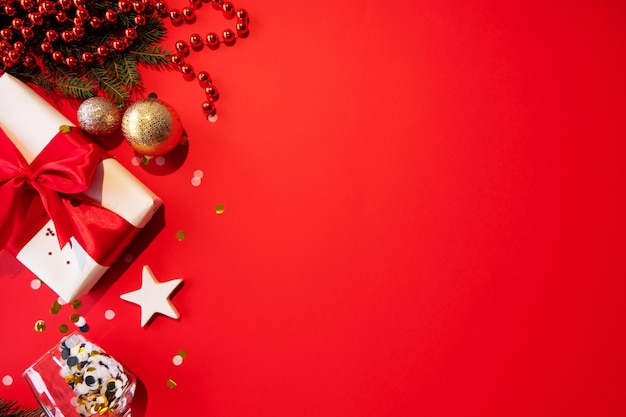 Rosso natale sfondo festivo decorazione vigilia di Natale festa confezione regalo perline coriandoli gingillo abete