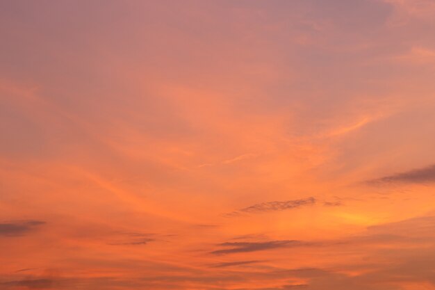 Rosso si rannuvolano il cielo nel tempo del tramonto