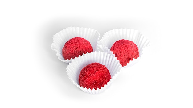 Rosso, tartufi di cioccolato caramelle isolati. Caramella al lampone.