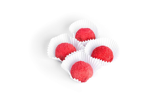 Rosso, tartufi di cioccolato caramelle isolati. Caramella al lampone.