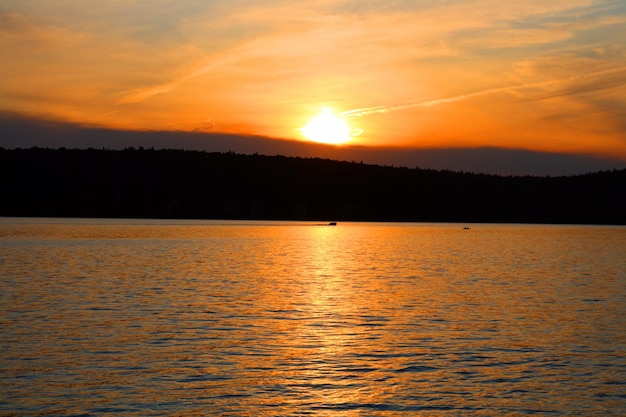 Rosso tramonto sul lago