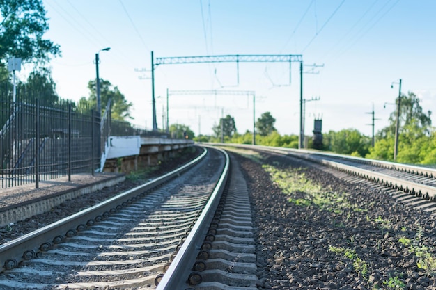 Rotaie ferroviarie in partenza in lontananza