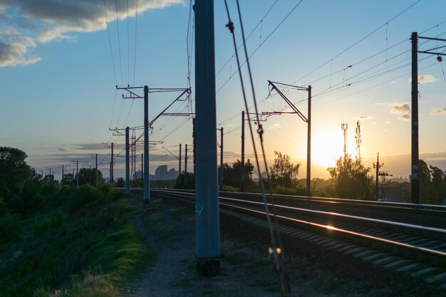 Rotaie ferroviarie in partenza in lontananza