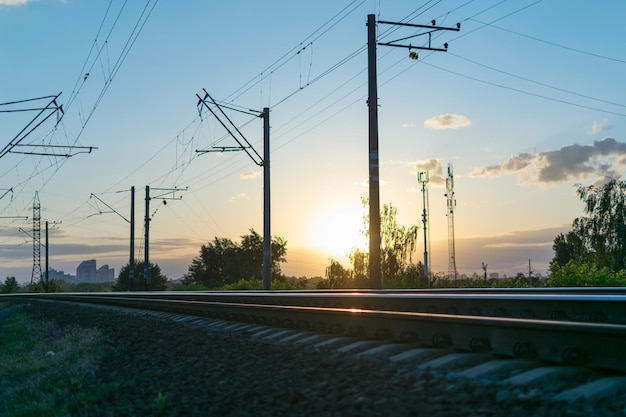 Rotaie ferroviarie in partenza in lontananza