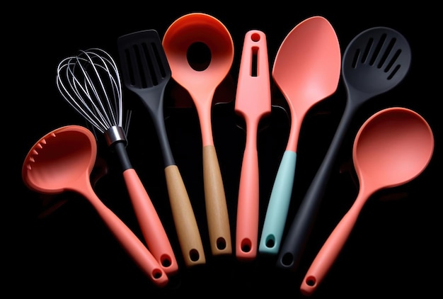 Rotazione di utensili da cucina in silicone o gomma su sfondo nero