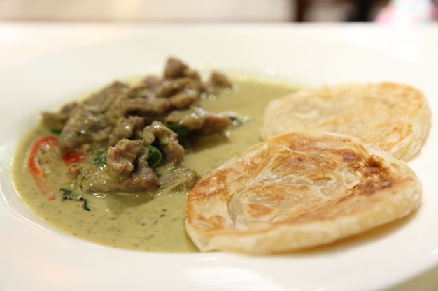 Roti con curry verde di manzo