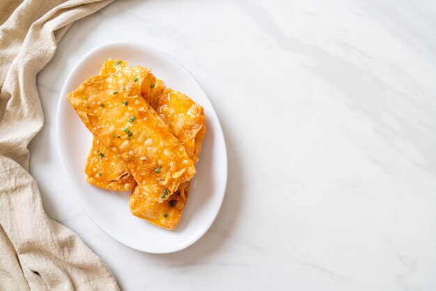 roti croccante con zucchero sul piatto