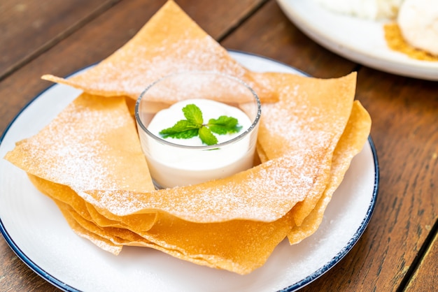 roti croccanti con salsa al latte e cioccolato bianco