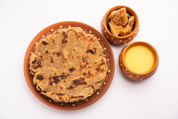 Roti dolce a base di farina di riso jaggery e ghee Gud ki roti gur ki roti jaggery Bhakri meethi gud ki roti Cibo invernale Spazio di copia