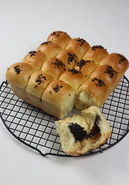 Roti kasur Chocolate tirare una parte del pane topping con granelli di cioccolato