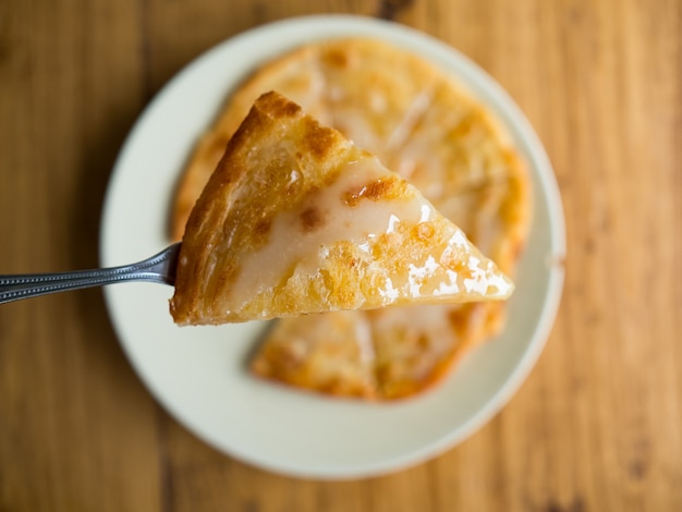 Roti with Sweetend Latte condensato servito sul tavolo.