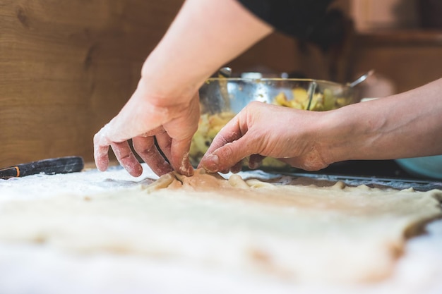 Rotolare la pasta tradizionale in cucina da vicino
