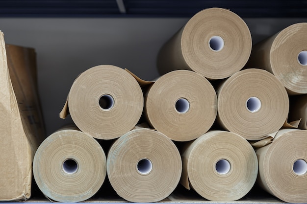 Rotoli di carta artigianale piegati su uno scaffale in un magazzino