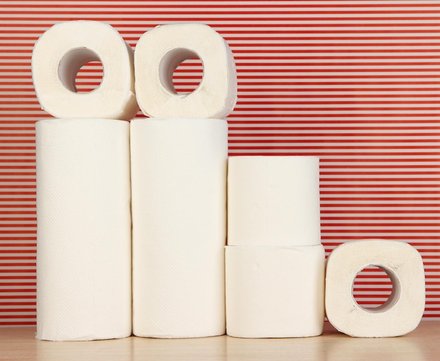 Rotoli di carta igienica su fondo rosso a righe