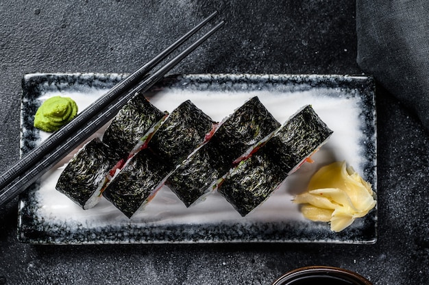 Rotoli di Maki Sushi con salmone e tonno