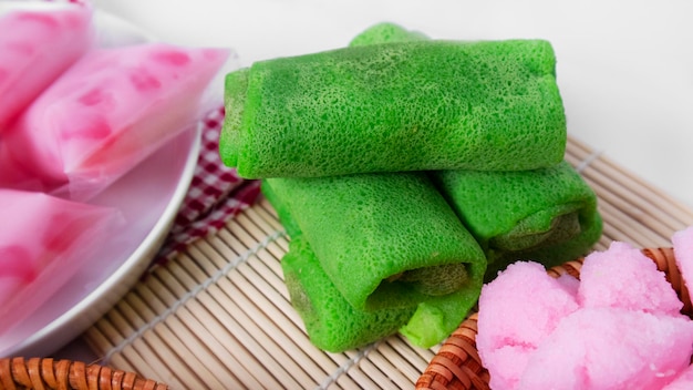 Rotoli Di Pancake Di Pandan Ripieni Di Cocco Indonesiani