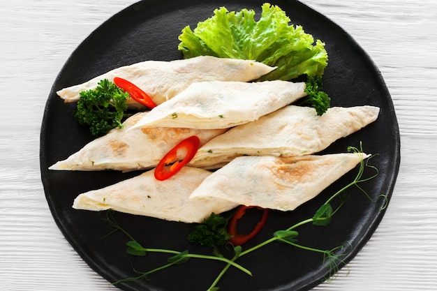 Rotoli di pane lavash ripieni di paprika rossa dolce, erbe aromatiche e lattuga