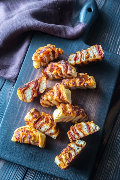 Rotoli di pizza su tavola di legno