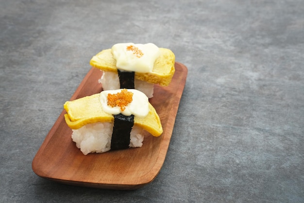 Rotoli di sushi all'uovo o sushi tamago con caviale rosso, cibo giapponese