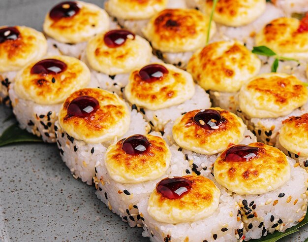 Rotoli di sushi caldi su una lastra di pietra