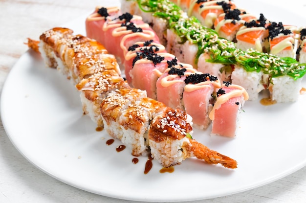 Rotoli di sushi con gamberetti Cibo tradizionale giapponese Vista dall'alto su sfondo bianco