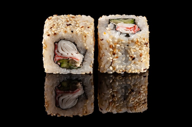 rotoli di sushi con ripieni diversi