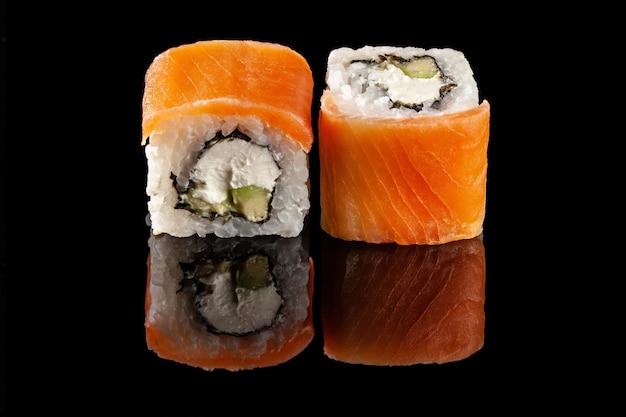 rotoli di sushi con ripieni diversi