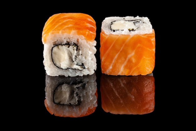 rotoli di sushi con ripieni diversi