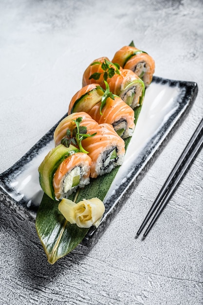 Rotoli di sushi con salmone, avocado e crema di formaggio