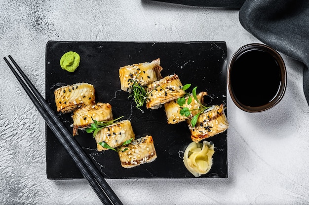 Rotoli di sushi con salmone, avocado e crema di formaggio