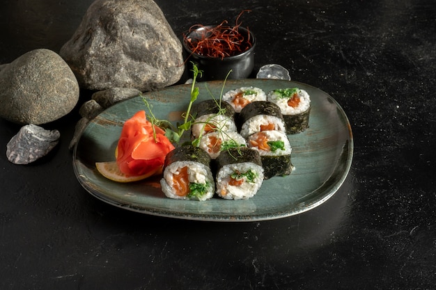 Rotoli di sushi con salmone e insalata chuka.