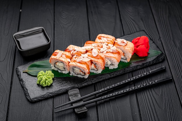 Rotoli di sushi con salmone grigliato e pera