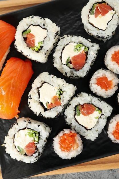 Rotoli di sushi deliziosi, vista dall'alto. cibo giapponese