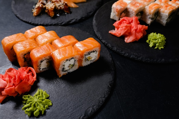 Rotoli di sushi di Philadelphia su sfondo scuro. Cucina asiatica. Cibo tradizionale orientale