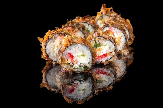 Rotoli di sushi di tempura fritti impostati da vicino fuoco selettivo Sfondo del menu del ristorante di cucina tradizionale giapponese