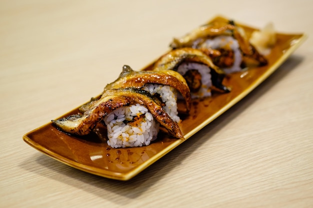 Rotoli di sushi di Unagi sul piatto